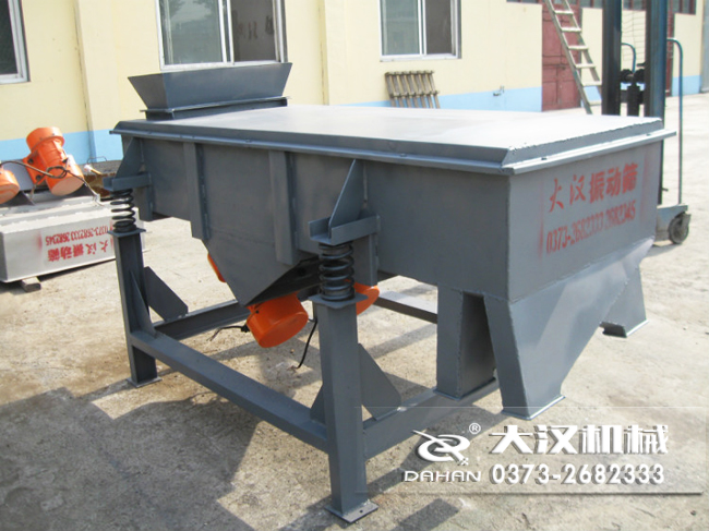 1016型直線振動篩的材質(zhì)分為：不銹鋼，碳鋼兩種可以選擇。