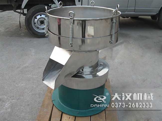 涂料振動篩由：框體，振動斗，出料口，振動電機底座等部件組成