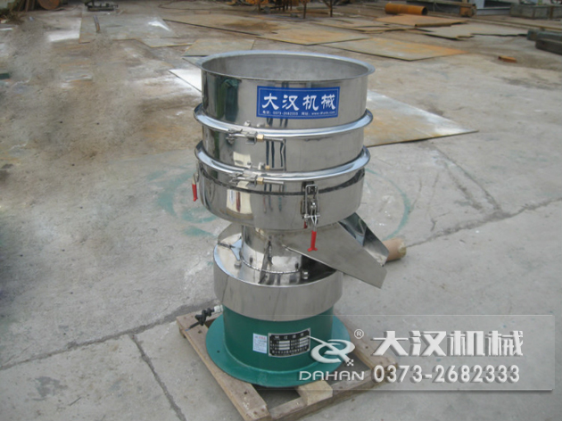 涂料過濾振動篩：利用振動電機的振動力帶動物料在篩網(wǎng)上進行篩分，從而利用篩網(wǎng)孔徑的大小不同，完成涂料的分級，除雜等篩分目的。