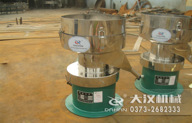 涂料振動篩底部為碳鋼材質(zhì)，上半部分與無聊接觸的為不銹鋼材質(zhì)，這種產(chǎn)品能夠在成本上有所節(jié)約。