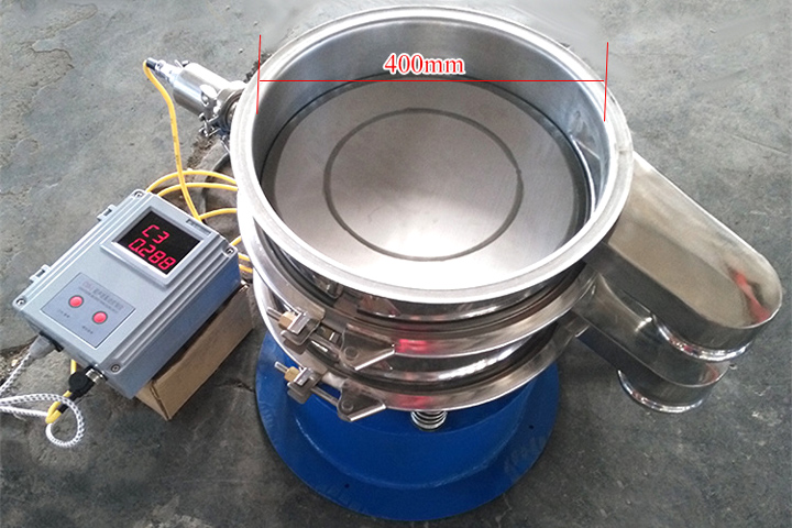 小型振動篩采用彈跳球為清網(wǎng)裝置，清網(wǎng)效果好。