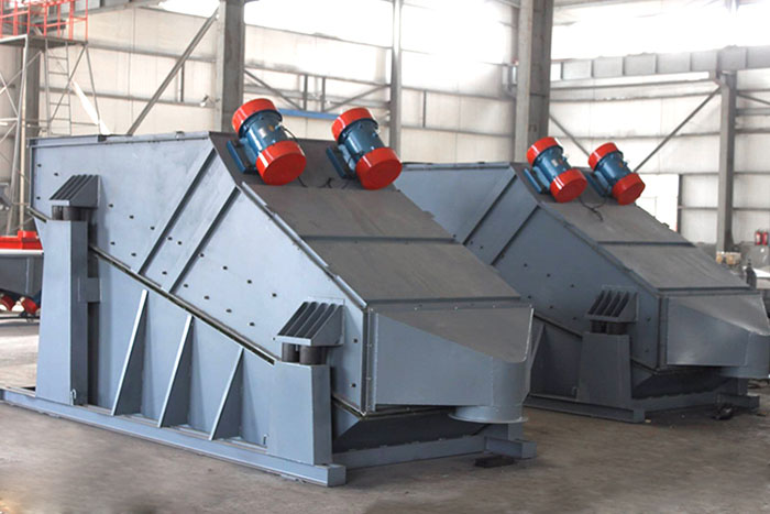 ZSG礦用振動篩采用雙電機振動，電機位置安裝在頂部，便于更好的傳遞振動力。