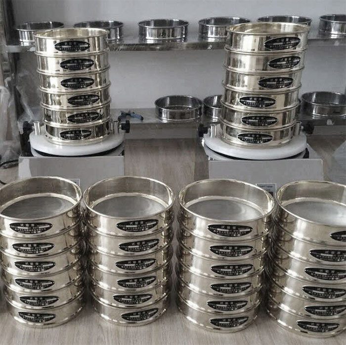 試驗(yàn)篩采用SUS403不生銹材質(zhì)，篩框壁厚0.6mm經(jīng)久耐用不變形，可耐400°高溫，可用于無(wú)機(jī)，有機(jī)溶液。