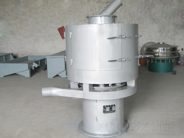 氣流篩與其它普通振動(dòng)篩不同的是其采用的是立式篩網(wǎng)，篩分主要?jiǎng)恿?lái)自風(fēng)機(jī)的吹動(dòng)帶動(dòng)物料撲向篩網(wǎng)，從而完成篩分目的。